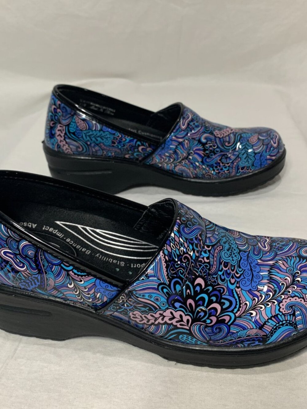 Easy Works by Easy Street Slip Resistant Clogs 8.5 M Blue Purple Paisley Shoes